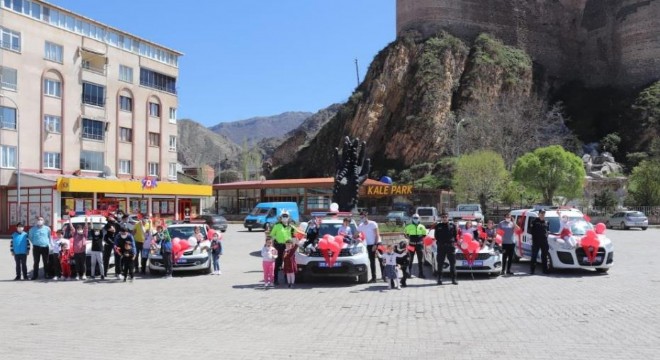  Oltu’da polislerden 23 Nisan kutlaması